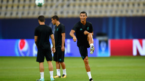 Кристиано на косъм от нелепа контузия (ВИДЕО)