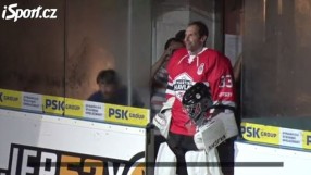Чех смени футбола с хокей, но само за час (ВИДЕО)
