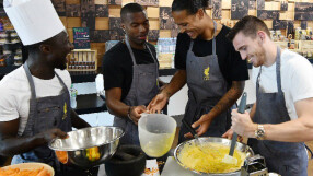 Губиш на футбол, храниш целия отбор (ВИДЕО)