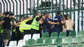 Изхвърлиха фенове на 