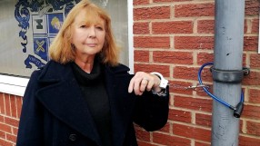 Да се оковеш за стадиона против фалит (ВИДЕО)