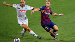 Френки де Йонг с превръзка на ръката заради... пчела (СНИМКА)