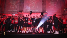 Купонът на шампионите: Песни, танци и много прегръдки (ВИДЕО)