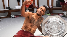 Обамеянг си научи урока. Закопча трофея с колан (ВИДЕО)