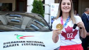 Златната Ивет и треньорът ѝ получиха лек автомобил