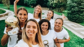 Златната топка за късмет: Волейболистките прегърнаха трофея на Стоичков (ВИДЕО)