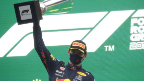 Победа за Верстапен в старт без нито една обиколка