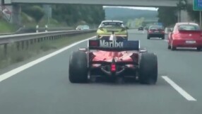 Мистериозен болид на Шумахер лети по магистрала в Чехия