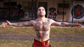 Отложиха боя на Вакича заради расизъм