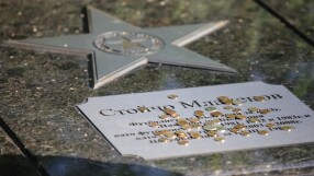 Фенове на ЦСКА засипаха Младенов с жълти стотинки