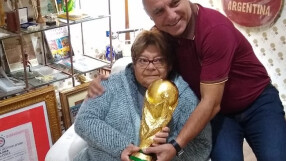 Сестрата на Марадона прие Стоичков в родния им дом