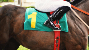 Кон стъпка жокей до смърт 