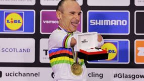 Гаф на световното: подариха на колоездач без ръце...часовник