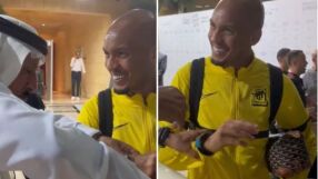 Фен подари часовник на Фабиньо, той го изпусна (ВИДЕО)