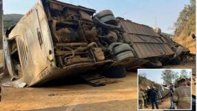 Автобус с фенове се преобърна, 7 загинаха