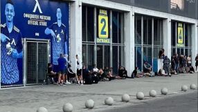 Да нощуваш пред касите: Истерия за билети на 