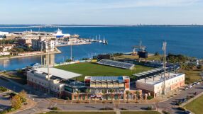 Нощувка на стадион? Срещу 5000 долара на вечер можете да го наемете от Airbnb