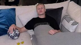 Тиксо на устата и очила: Как спи Арлинг Холанд