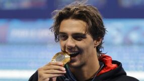 Олимпийски шампион спи в парка