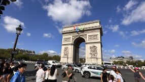 Сигнал за бомба затвори центъра на Париж (СНИМКИ И ВИДЕО)