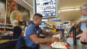 Вижте Божидар Андреев като касиер в магазин (СНИМКИ)