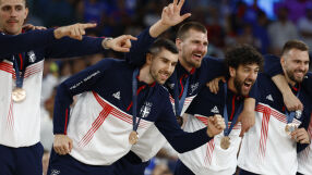 Сръбските баскетболисти - пияни на почетната стълбичка (ВИДЕО)