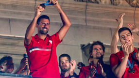 Джокович, Йокич и ватерполистите пеят народно, рап и военни маршове (ВИДЕО)