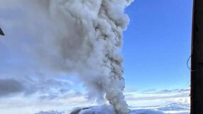 Вулканът Шивелуч на Камчатка изригна: Пепел на 11,6 км височина, обявен червен авиационен код