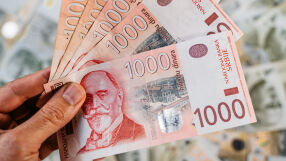 Средната заплата в Сърбия достига 916 евро, но ръстът на доходите се забавя