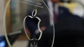 Apple изработи статуетка от 24-каратово злато и стъкло за Доналд Тръмп