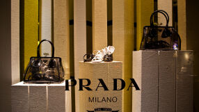 Prada ще пусне нова линия сандали за 930 долара, които са произведени в Индия