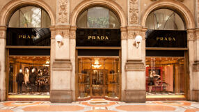 Prada: От малка кожена работилница в Милано до икона на световната мода