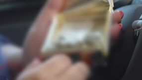 Заловиха 16-годишен дилър, докато приготвял дози за пласиране