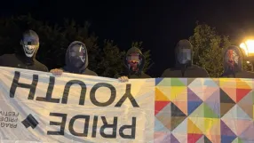 Фенове на Спарта Прага атакуваха гей парада, гориха знамена