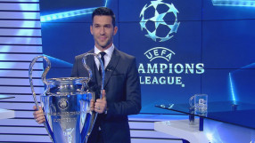 Луис Гарсия донесе купата на Шампионска лига в България (ВИДЕО)