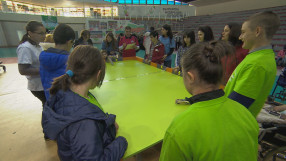 Чудеса край масата за крикет (ВИДЕО)