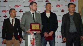 Съдиите се наградиха въпреки скандалите