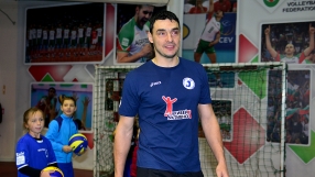 Владо Николов поема младежите