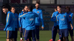 В Барса се шегуват с новобранец (ВИДЕО)