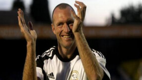 Тестиси от овен и къща от лего - най-щурите договори във футбола