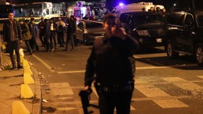 Двама служители на 