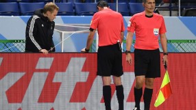 Футболен съдия използва за първи път в историята видео помощ (ВИДЕО)