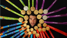 Майкъл Фелпс позира с всичките си 23 златни олимпийски медала