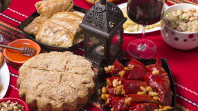 Защо масата на Бъдни вечер не се вдига? (СНИМКИ + ВИДЕО)