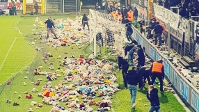 Футболен Дядо Коледа: Фенове подариха цял терен играчки на деца (ВИДЕО)