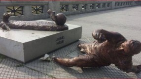 Отрязаха краката на статуята на Меси 