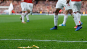 Обелка от банан струваше скъпо на фен на 