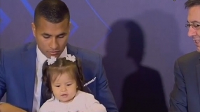 Мурийо или дъщеря му? С кого подписа 