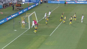 Футболист счупи греда, домъкнаха врата на колела (ВИДЕО)