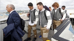 Кафяви панталони, сиви якета... Какво облякоха футболистите на 